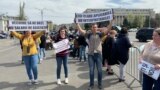 Câteva zeci de asistenți personali însoțiți de persoanele cu dizabilități pe care le au în grijă au protestat marți în fața guvernului pentru excluderea de la mărirea salarială cu 20%. Miercuri, asistenții personali vor protesta în fața Ministerului Muncii. 