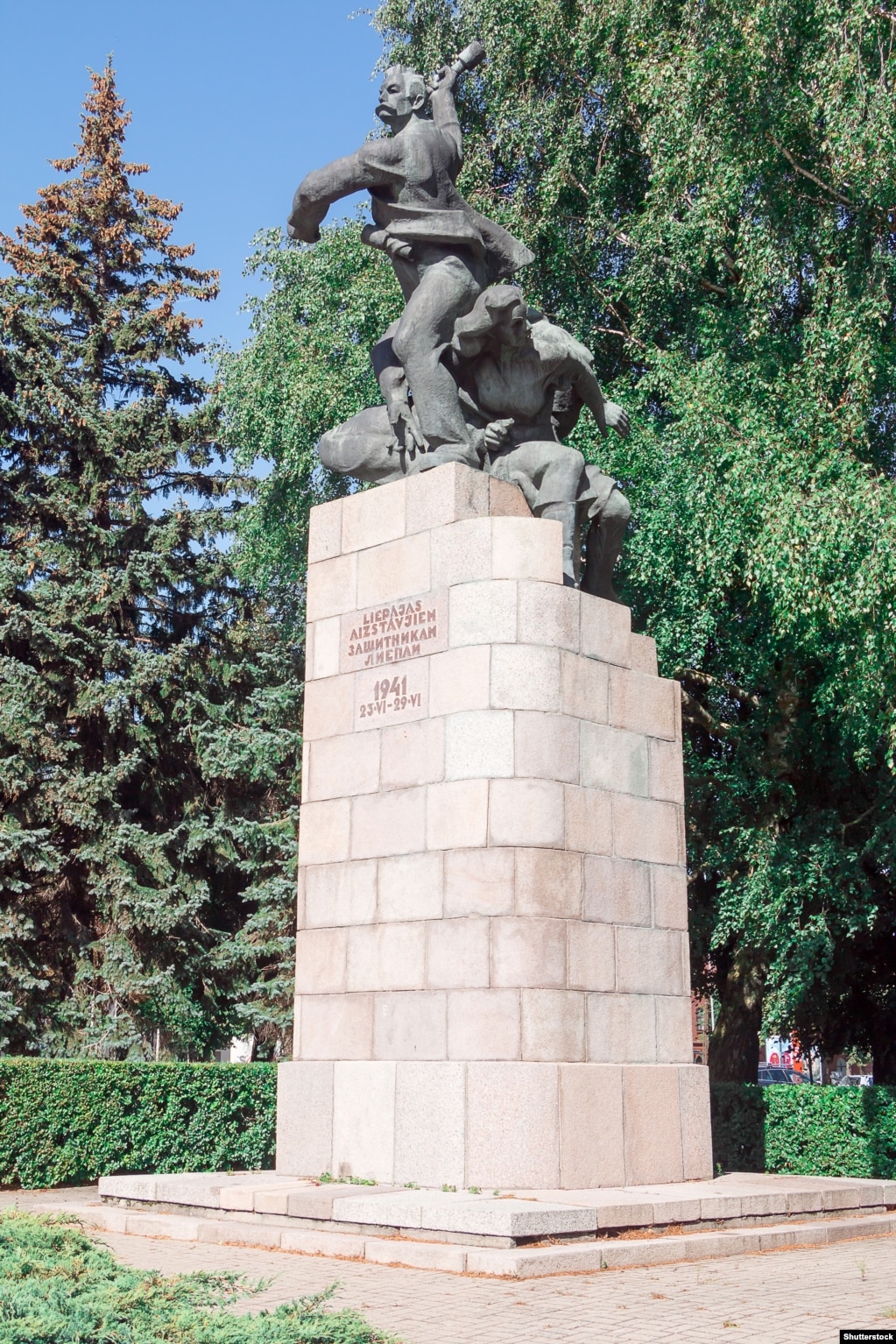 Monumenti i Mbrojtësve të Liepajas në Letoninë perëndimore, fotografuar në shtator 2022. Statuja, e quajtur &quot;hedhësi i granatave&quot;, përshkruan një punëtor që luftonte pushtimin nazist të Letonisë në vitin 1941 së bashku me një marinar dhe ndihmës sovjetik. Monumenti u rrëzua në tetor të vitit 2022.