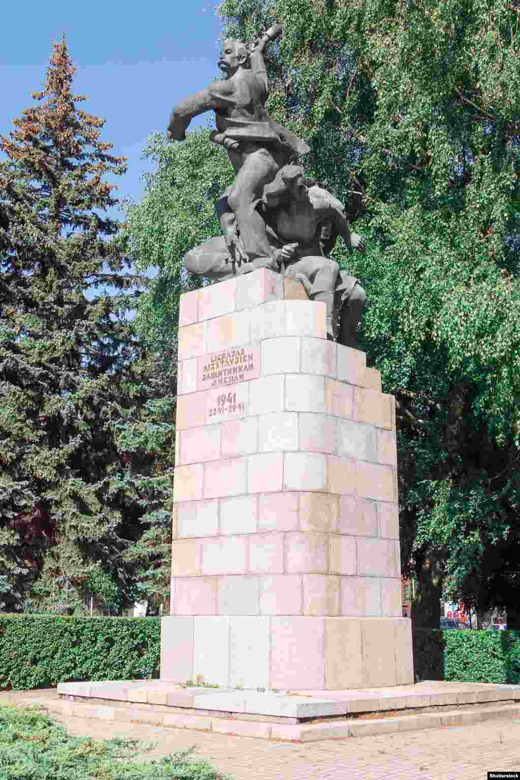Паметникът на Защитниците на Лиепая в Западна Литва. Статуята, наричана още &quot;хвърляча на граната&quot;, показва работник, който се бие срещу нацистката инвазия през 1941 г. заедно със съветски моряк и парамедик. Монументът беще свален през октомври 2022 г.&nbsp; Снимката е от септември 2022 г.