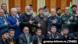 Глава Чечни Рамзан Кадыров в своей резиденции в окружении приближенных чиновников и силовиков, 17 апреля 2023 г.