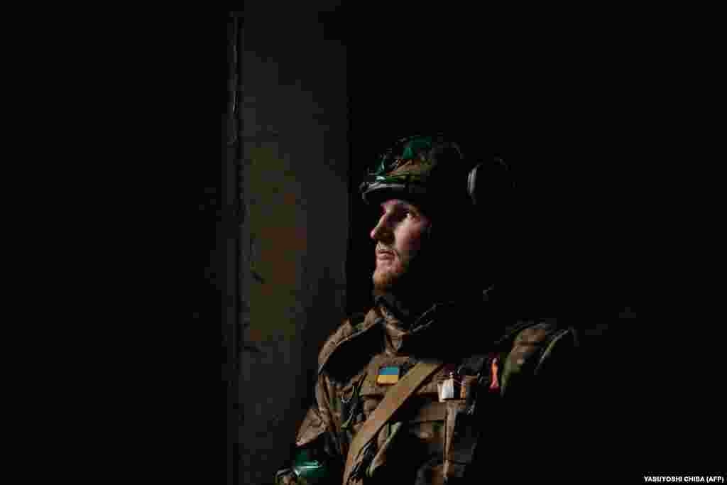 Український боєць чекає біля виходу із укриття на наказ зайняти мінометну позицію. Серед українських військових, які захищають Бахмут, є й співробітники Державної прикордонної служби України