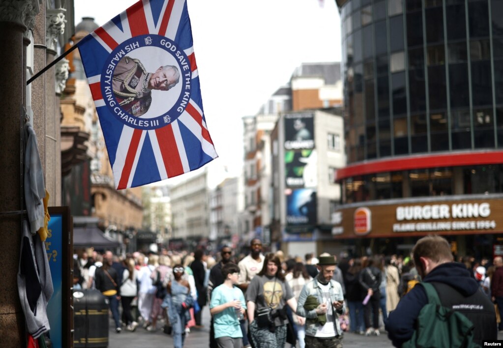 Një flamur britanik me portretin e Mbretit Charles në një rrugë në Londër.&nbsp;