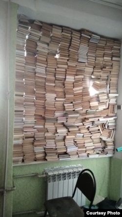Закладене книжками вікно у бібліотеці Капитолівки