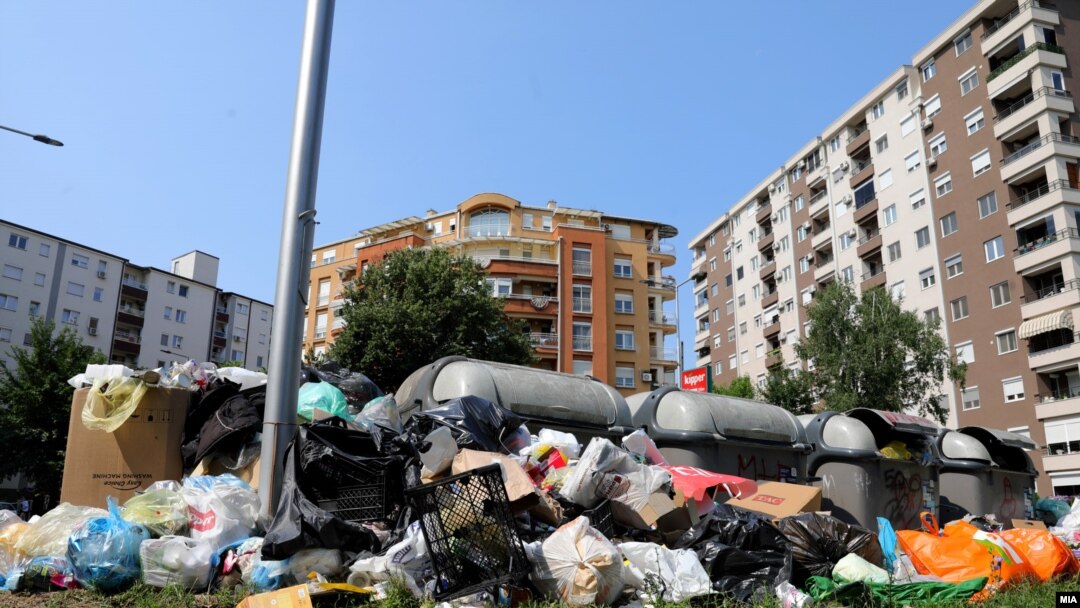 Преполни контејнери со отпад во Скопје, 10 јули 2023