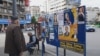 Un bărbat privește afișele electorale în Piața Romană din București. Duminică, pe 9 iunie, în România sunt alegeri locale și europarlamentare.