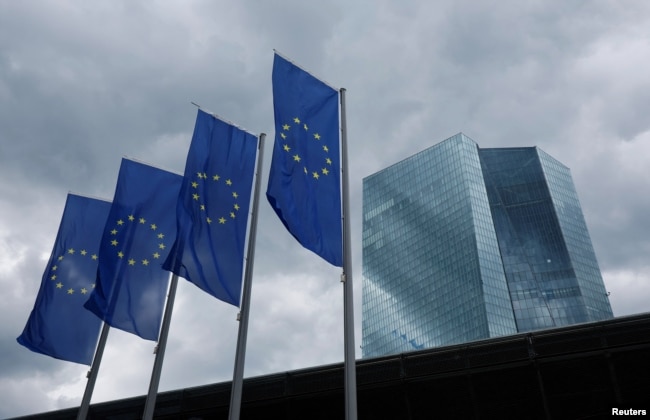 Flamuj të BE-së pranë ndërtesës së Bankës Qendrore Evropiane, Frankfurt, Germani, qershor 2024.