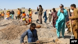 Afgánok sírt ásnak a földrengések áldozatainak Szarbuland faluban, Herát tartományban 2023. október 8-án