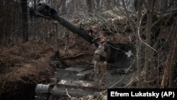 Українські військові поблизу Бахмута на Донеччині, березень 2024 року