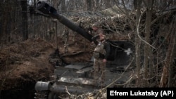 Українські військові поблизу Бахмута на Донеччині, березень 2024 року