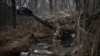 Українські військові біля самохідної гаубиці 2S3 поблизу Бахмута, Донецька область, Україна, 25 березня 2024 року