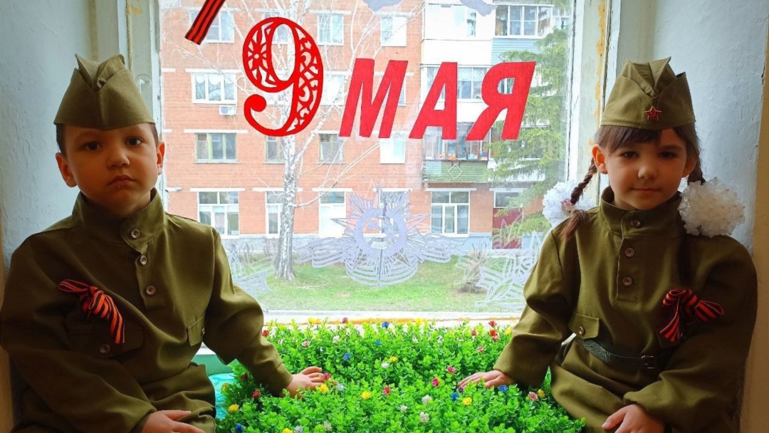 Жасырын камера резеңке қуыршақпен айналысады