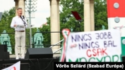 „Nu sunt mai buni sau mai răi, sunt doar maghiari”, scrie pe pancartă la un miting al luI Magyar, în iunie 2024. În călătoriile lui neobosite prin țară, Magyar a promovat un mesaj de unitate.