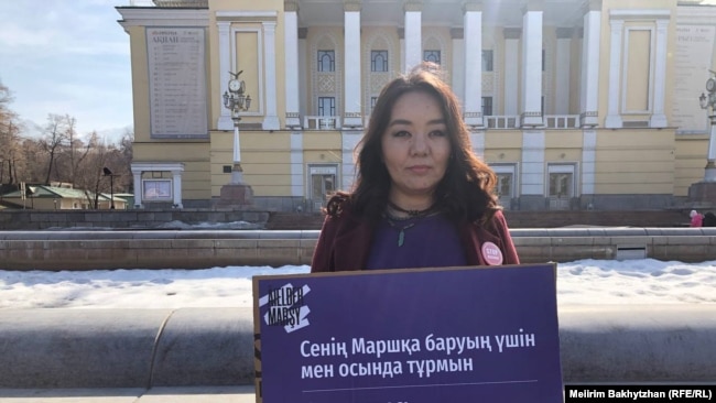 Участница одиночного пикета за Женский марш в Алматы Молдир Жумабаева. 23 февраля 2023 года