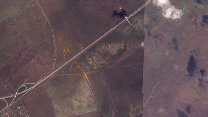 Войска РФ вырыли линию окопов длинной два с половиной километра на Керченском перешейке (фото)