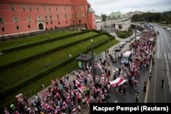 Belaruszok tüntetnek Varsóban 2023. augusztus 9-én, az elcsaltnak tartott belarusz elnökválasztás harmadik évfordulóján