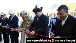 Президент Садыр Жапаров Түп районунун Кең-Суу айылындагы мечиттин ачылышында. 28-октябрь, 2023-жыл.