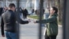 Мужчине в России вручают рекламную листовку с призывом идти на контрактную службу в армию