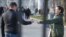 Москвада бул аял орус армиясына кошулууга чакырган баракчаларды таратып жүрөт