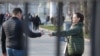 Мъж в Русия получава листовка, която призовава хората да се присъединят към армията
