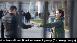 Мъж в Русия получава листовка, която призовава хората да се присъединят към армията