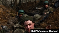 Українські бійці на позиціях під Бахмутом. 5 квітня 2023 року