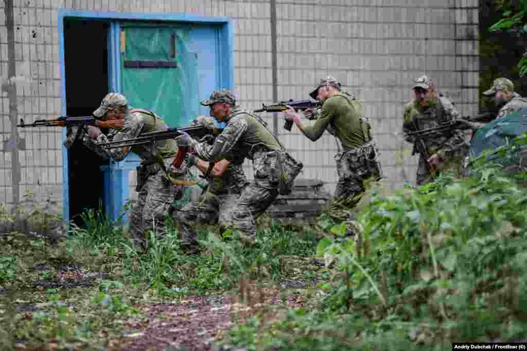 Они также тренируются в городской среде. Тем, кто попытается сбежать, к приговору добавят срок от восьми до 10 лет