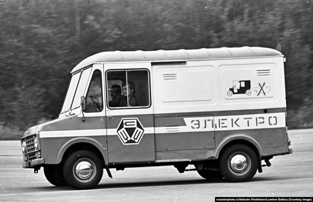 Testimi i një furgoni elektrik në Moskë në shtator të vitit 1975.