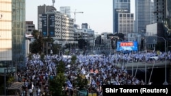 Люди беруть участь у демонстрації на підтримку прем’єр-міністра Ізраїлю Біньяміна Нетаньягу та судової реформи в Тель-Авіві, Ізраїль, 23 липня 2023 року