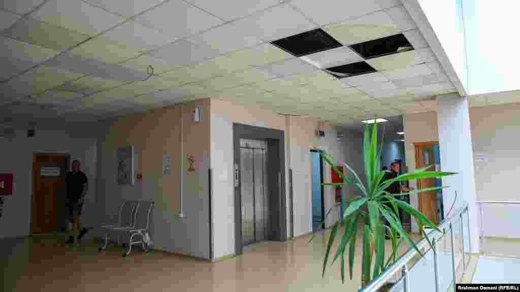 Tavani në Klinikën e Onkologjisë në Qendrën Klinike Universitare të Kosovës pësoi dëme si pasojë e rreshjeve të shiut.&nbsp;