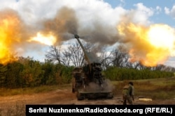 Українські військові ведуть вогонь із самохідної гаубиці українського виробництва «Богдана» по російських військах, вересень 2023 року