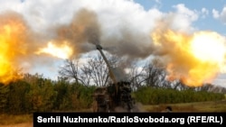 Українські військові ведуть вогонь на лінії фронту, вересень 2023 року
