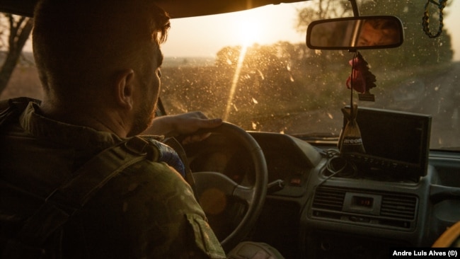 Anatoliy, comandante di battaglione della 37a Brigata dei Marines, in viaggio per visitare la posizione dei suoi soldati.