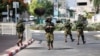 Soldați israelieni patrulează în urma unei infiltrări în masă de către militanții Hamas din Fâșia Gaza, în Sderot, în sudul Israelului, 11 octombrie 2023.