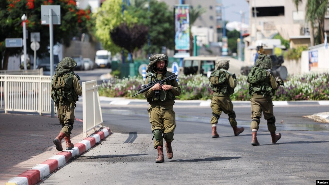 Soldați israelieni patrulează în urma unei infiltrări în masă de către militanții Hamas din Fâșia Gaza, în Sderot, în sudul Israelului, 11 octombrie 2023.
