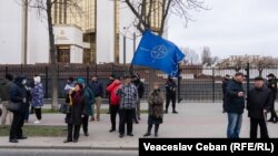 Fotografie simbol. Drapelul NATO văzut la o acțiune de protest față de manifestațiile anti-guvernamentale organizate de Partidul Șor, martie 2023