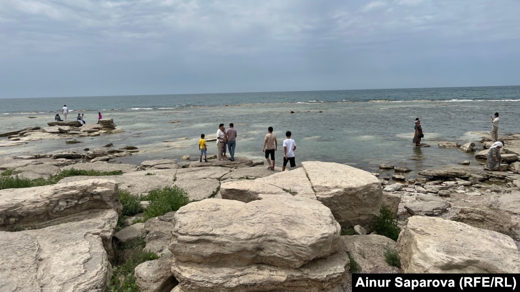 Аққұба түкіреді