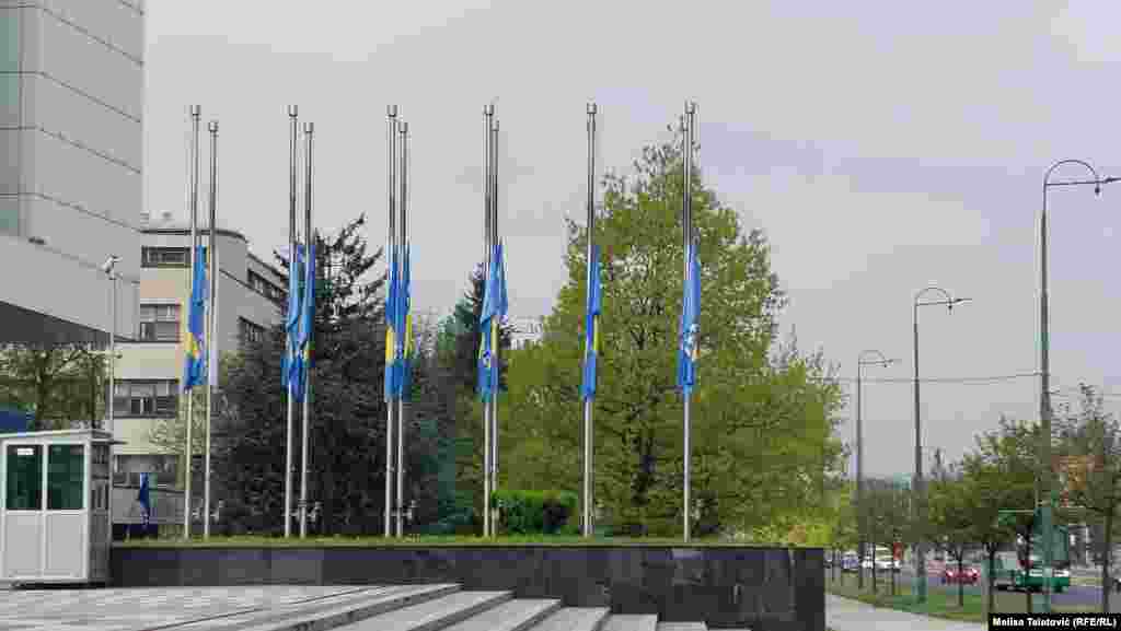U Bosni i Hercegovini je 5. maja 2023. godine Dan žalosti zbog ubistva osam đaka i radnika obezbjeđenja u beogradskoj osnovnoj školi. Zastave su spuštene na pola koplja ispred Parlamentarne Skupštine Bosne i Hercegovine u Sarajevu.