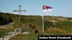 Zastava Srbije u Drvaru uoči zasjedanja Generalne skupštine UN-a koja će raspravljati o rezoluciji o genocidu u Srebrenici, 22. maj 2024.