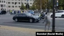 A man throws eggs at Tajikistan's motorcade in Berlin on September 29.