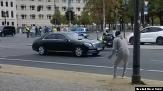 A man throws eggs at Tajikistan's motorcade in Berlin on September 29.