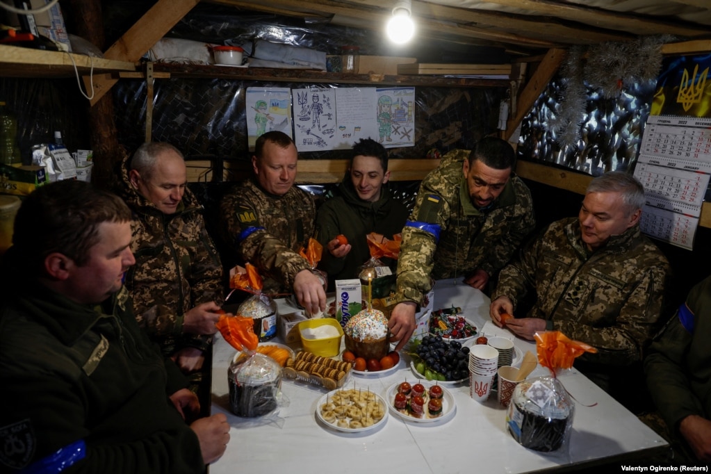 Serhiy Nayev (djathtas), komandant i forcave të përbashkëta të ushtrisë së&nbsp;Ukrainës, feston Pashkët Ortodokse me ushtarë, në një postbllok afër kufirit me Bjellorusinë.