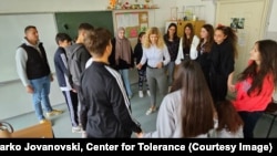 Ученици и наставници спроведуваат работилница за справување со врсничко насилство.