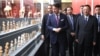 Bivši premijer Italije Giuseppe Conte (drugi lijevo) i kineski ministar kulture i turizma Luo Šugang, gledaju eksponate koji su iz Italije vraćeni u Kinu, Kineski nacionalni muzej u Pekingu, april 2019. 