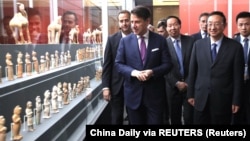 Bivši premijer Italije Giuseppe Conte (drugi lijevo) i kineski ministar kulture i turizma Luo Šugang, gledaju eksponate koji su iz Italije vraćeni u Kinu, Kineski nacionalni muzej u Pekingu, april 2019. 