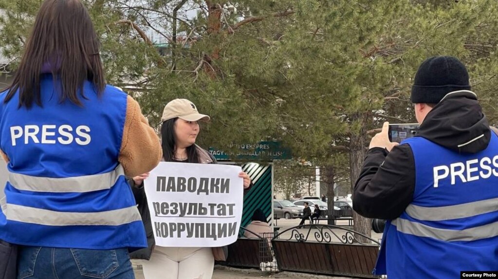 Активистка Анель Алигазина проводит в Костанае несанкционированный пикет по теме паводков в Казахстане. 12 апреля 2024 года. Фото движения Qushtar