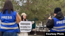 Активистка Анель Алигазина проводит в Костанае несанкционированный пикет по теме паводков в Казахстане. 12 апреля 2024 года. Фото движения Qushtar