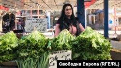 Златка продава зеленчуци на Женския пазар в София. По думите ѝ през последната една година клиентите ѝ са започнали да пазаруват много по-внимателно и да се ограничават в покупките си.