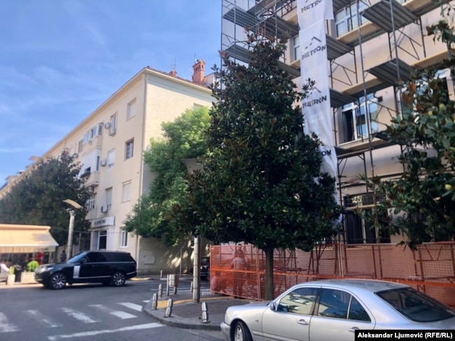 Një ndërtesë banimi (majtas), nga e cila një tunel të çon në depon e Gjykatës së Lartë (djathtas), në qendër të Podgoricës.