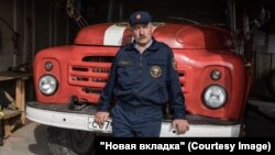 Участник ДПК деревни Шунемы Михаил Андреенко. Тушит пожары в качестве добровольца с 2001 года. Фото: Юлия Невская