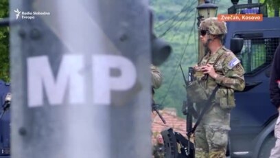 U Zvečanu je treći dan zaredom počelo okupljanje grupa Srba ispred zgrade Opštine. KFOR je 31. maja ujutro podigao bodljikavu žicu.